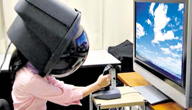 Head Dome Projector. De la empresa Toshiba, este gigantesco casco, era más que obvio que no tendría buena aceptación por lo que la empresa jamás lo sacó a la venta. La idea era de un proyector interno con lentes de amplitud ultraancha, luces LED, ángulo de visión bastante amplios.