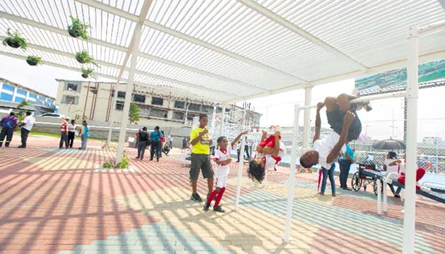 Niños colonenses disfrutan ahora de áreas para entretenerse.(Carlos Lemos)