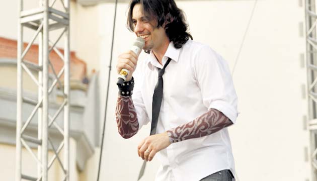 Sergio Lorenzo llegó con un “look” roquero a brindar su “show”.()