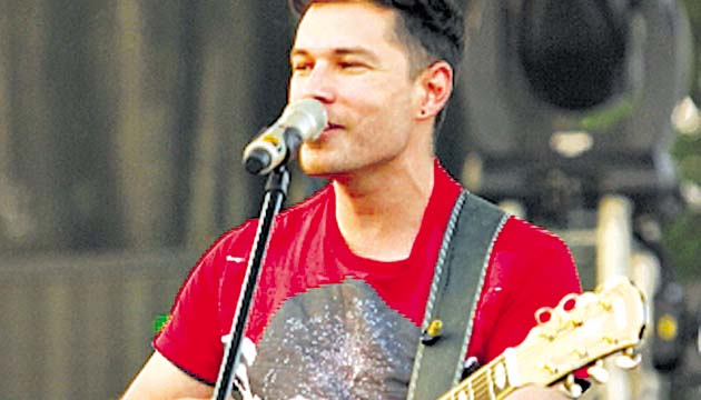 Juan Solo y su guitarra.()