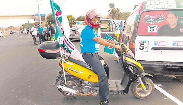 Hasta motorizados participaron en la caravana oficialista.(Zenaida Vásquez)