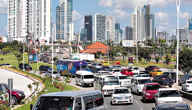 El aumento del parque vehicular en el país ha generado falta de estacionamientos.(Archivo)
