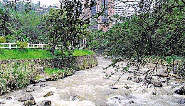 El río Cali atraviesa la ciudad.