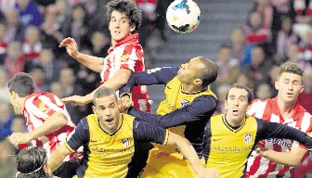Athletic vs. Atlético, Demuestran su nivel. El Atlético de Madrid ganó ayer en el nuevo campo de San Mamés, un terreno de juego en el que no lograron la victoria ante el Athletic Club esta temporada ninguno de sus dos rivales por el título liguero, el FC Barcelona y el Real Madrid. Costa y Koke marcaron por el Atlético e Iker Muniain por el Bilbao.