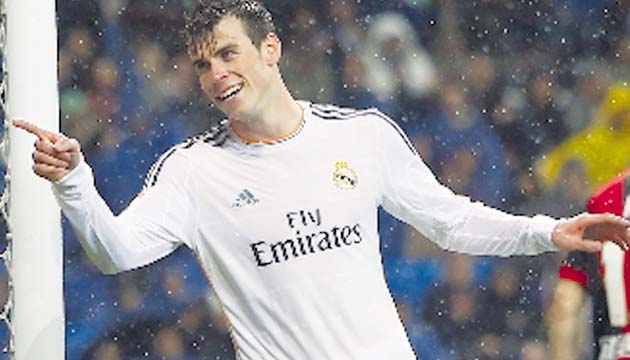 Real Madrid vs. Rayo, Reaccionan. El Real Madrid respondió a las victorias de Atlético de Madrid y Barcelona con un triunfo balsámico ante un Rayo Vallecano que pagó cara su valentía (5-0), en un duelo que sirvió para levantarse al equipo de Carlo Ancelotti y zanjar su semana más negra de la temporada.