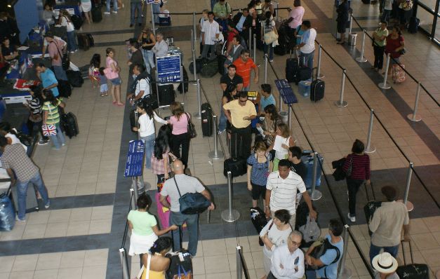 Ultimamenteha habido críticas por la atención en el aeropuerto. /Archivo