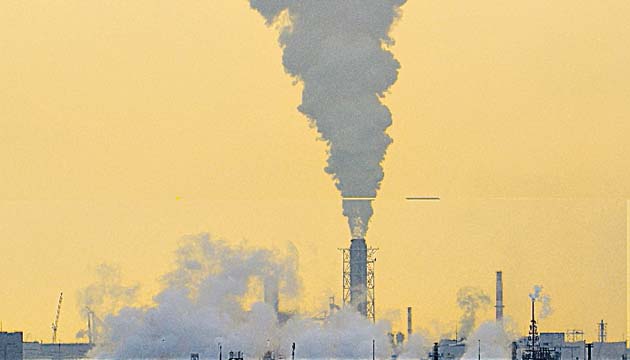 Emanación de gases tóxicos de una fábrica japonesa.(EFE)