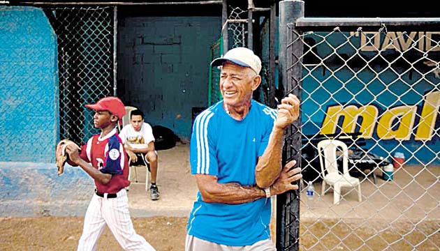 El tío de Miguel Cabrera, José Torres (dcha.), observa el cuadro.(AP)