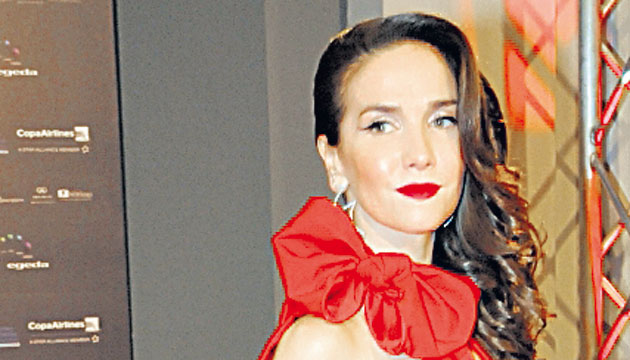 Con un peinado recogido de lado pudo modelar impecable sobre la alfombra roja. “La muñeca brava” se mostró regia.