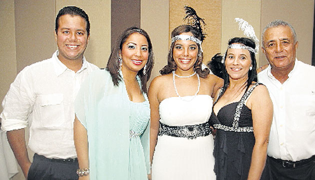 4. Rubén Pérez, Vanessa Rodríguez, Carmen Pérez, Miriam de Pérez y Rubén Pérez.