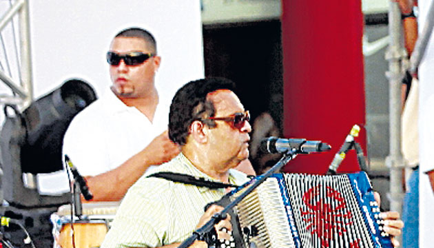 Osvaldo Ayala los puso a bailar.