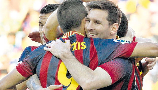 Lionel Messi (dcha.), del Barcelona, celebra con sus compañeros.(EFE)