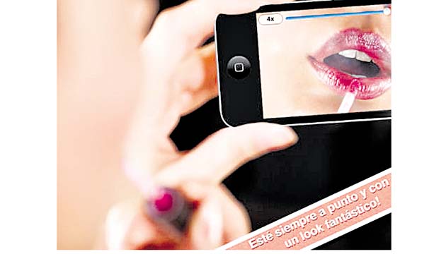 Es una cómoda ‘app’ de Android que te permite utilizar la pantalla como un espejo por medio de la cámara. Solo hay que tener cuidado porque el reflejo de los colores no es exacto.