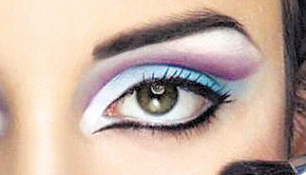 Es una sencilla aplicación con miles de imágenes, con diferentes estilos de maquillaje divididas por categorías. Ojos, labios, etc., cada categoría dispone de una gran variedad de fotografías.