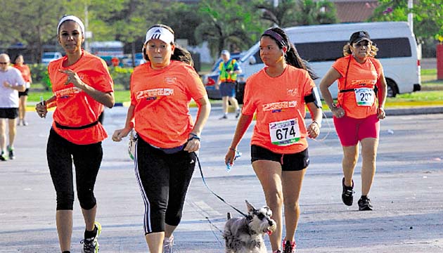 2.La ocasión fue propicia para ejercitarse con las mascotas.(Alberto Ortega)