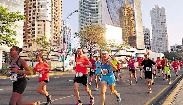 4.Más de 450 corredores compitieron en la Cinta Costera.(Cortesía)