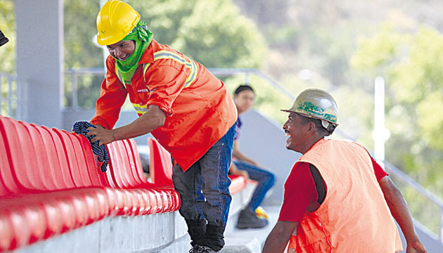 Trabajadores de Odebrech afinaban detalles de limpieza en las gradas. (Edwin González)