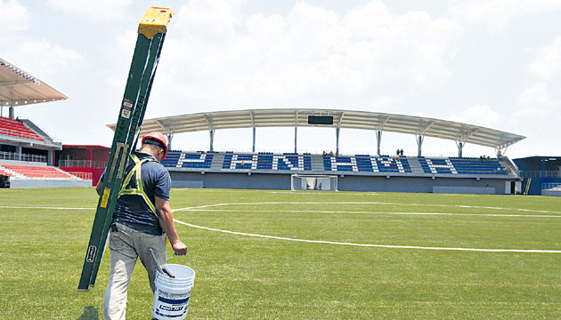 La grama sintética del estadio fue revisada por especialistas.(Edwin González)
