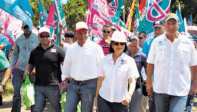 La primera dama, Marta de Martinelli, continúa sus recorridos.(Melquiades Vásquez)