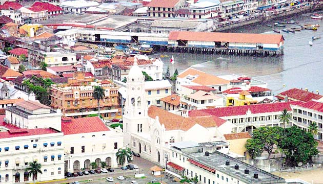 Vista panorámica de la iglesia San Francisco de Asís cerca de la Plaza Bolívar y el restaurante Ego y Narciso.