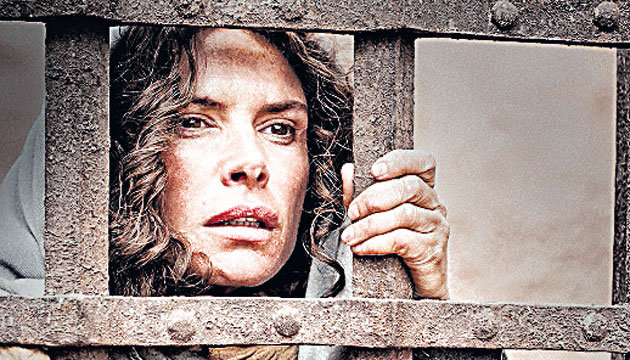 María sufre cada desprecio y latigazo hacia su hijo.