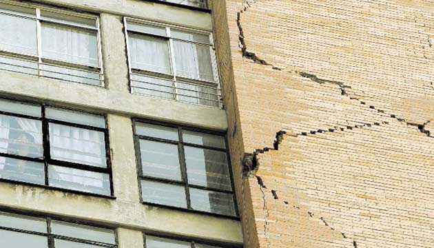 Un hombre observa los daños causados por el sismo.(EFE)
