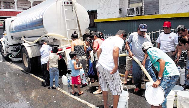 Los camiones cisterna han abastecido de agua a la población.(Pablo Castillo M. )