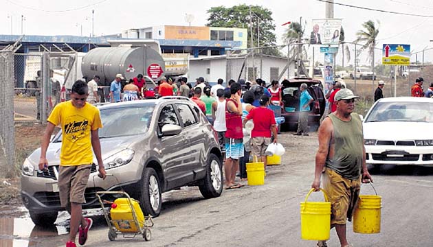 Toda clase de recipientes han utilizado para acarrear agua potable. (Pablo Castillo M. )