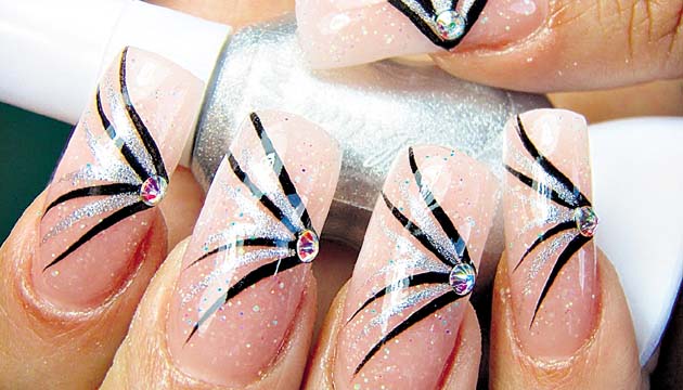 Manicura francesa evolucionan con aplicación de brillo y pedrería.