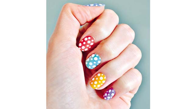 Bicolor, que juega con diseños en blanco.