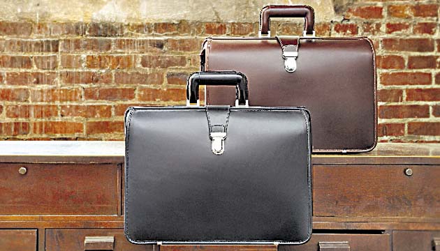 Johnston & Murphy. Los maletines de cuero son los ideales para los caballeros que les encanta lucir elegantes y sofisticados. Los hay en varios tonos.