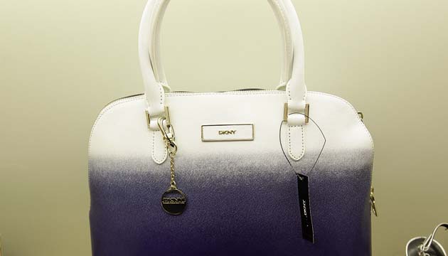 DKNY. Bolso bicolor (azul y blanco) con llavero dorado de la firma. Los mediobotines con cremallera a un lado vienen con el tacón bajo. Se luce en el día y en la noche.