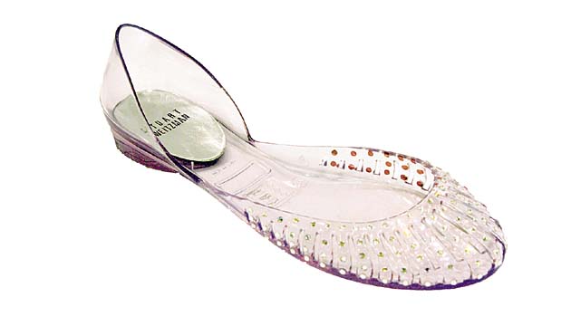 Stuart Weitzman. El modelo “jealous” es muy cómodo para ir de compras o salir de paseo. Es adaptable a todo tipo de vestuario. Cuenta con detalles dorados adelante.