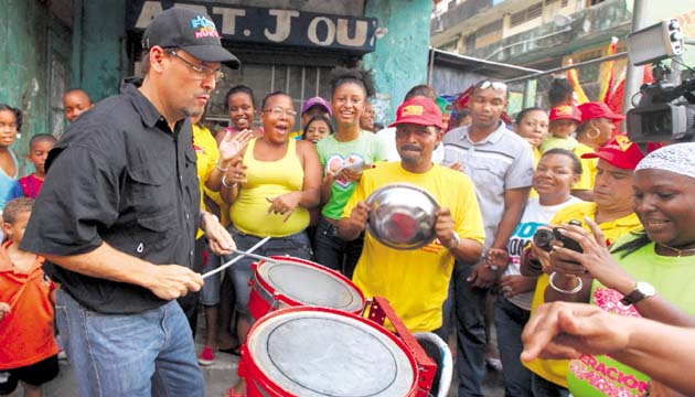El candidato se integró a una murga que amenizaba su recorrido por San Miguel.(Carlos Lemos)