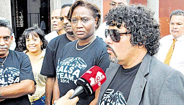 A la basílica Don Bosco asistieron los del Panamá Salsa Team, con un fanático parecido a Willie González. Confundió a varios de los asistentes.(Lente Paparazzi)