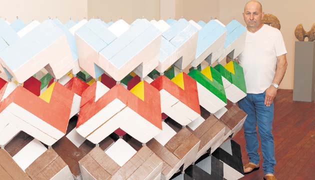 Cuatro estaciones. Escultura en madera policromada.