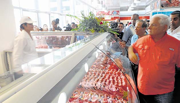 El presidente Martinelli observa un puesto de venta de carnes. (José Vásquez.)
