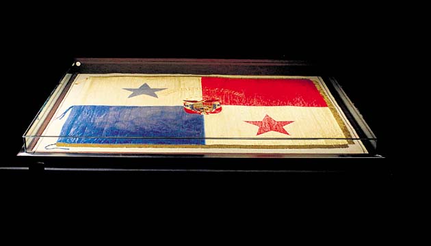 La restaurada bandera del Instituto Nacional -9 de enero de 1964.