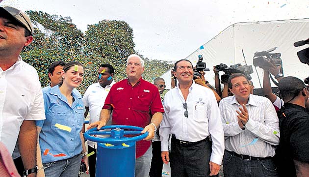 El presidente Ricardo Martinelli pone en marcha obras.(Carlos Lemos)
