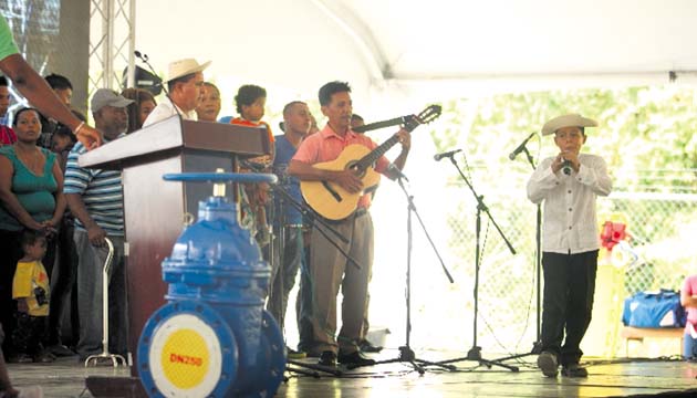 Moradores de Villa de Jesús agradecen con décimas.(Carlos Lemos)