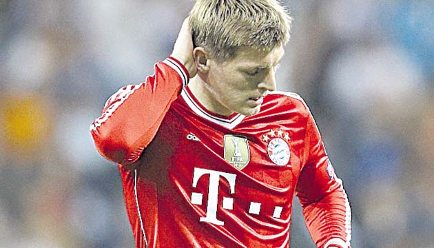 Toni Kroos, del Bayern de Múnich, se lamenta por el revés.(AP)