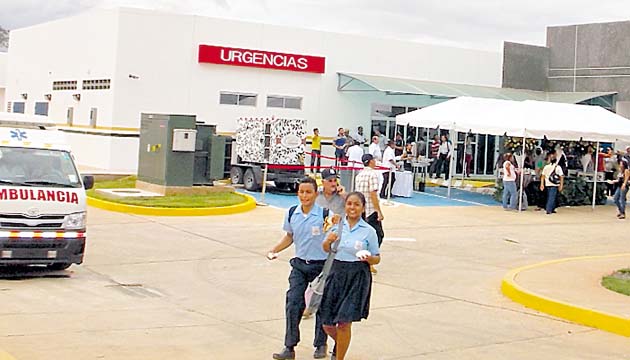 El cuarto de urgencias tiene un amplio estacionamiento. (Zenaida Vásquez )