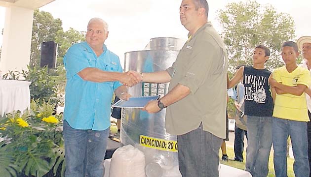 El presidente entregó silos para almacenar granos.(Zenaida Vásquez)
