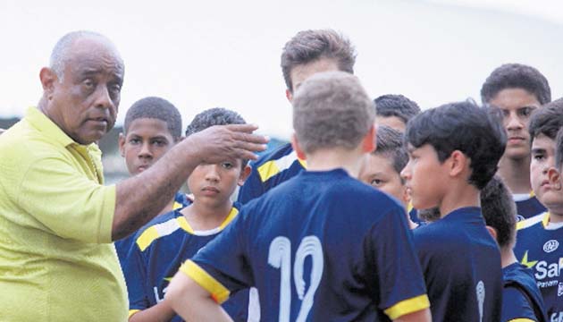 Mendoza le da las indicaciones a su equipo.(Alberto Ortega)