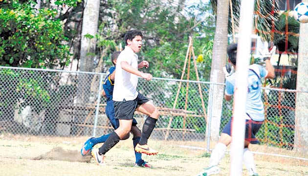 Esta fue una de las jugadas de gol que le dio la victoria a La Salle en la sub-14 ante el colegio Oxford.()