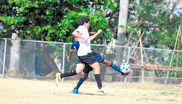 La Salle dominó al Oxford en el debut de ambos conjuntos. (Alberto Ortega)