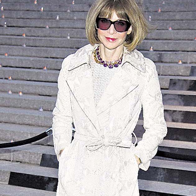 Anna Wintour. Se dejó ver, como es costumbre, con sus gafas de sol. Eligió un vestido de “tweed” de color plateado bajo una gabardina con “print” de serpiente en el mismo tono.