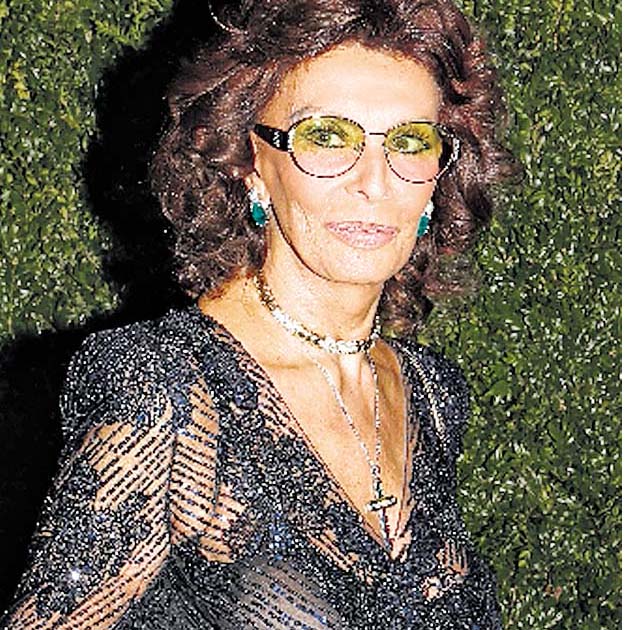 Sofía Loren. El azul noche y marino, combinado con negro, fue su elección. Transparencia y bordados de “paillettes”.