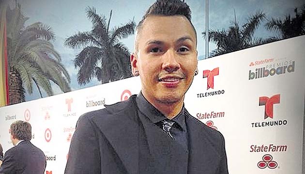 Nigga, el “Romantic Style”, llegó de negro a la alfombra roja.(Twitter)
