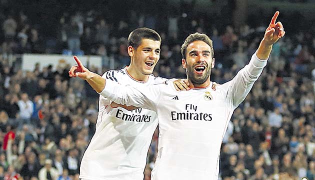 Daniel Carvajal (dcha.), del Real Madrid, festeja su anotación.(AP)